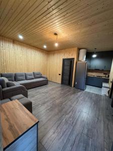 un grand salon avec un canapé et un réfrigérateur dans l'établissement Good Home in Dendropark, à Stepanavan