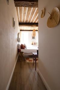 ヴァンスにあるLa Sanverine private room Boheme, historic center Venceのベッドと窓のある寝室