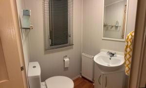 een kleine badkamer met toilet en wastafel bij 167 Ashburton in Longridge