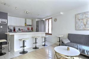 un soggiorno con divano e cucina di Le Repaire du Lion - Quadruplex - 10 voyageurs a Belfort