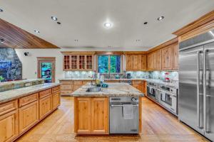 una cucina con armadietti in legno ed elettrodomestici in acciaio inossidabile di Tahoe Island Retreat Hot Tub & Game Room a Tallac Village Altre 38 foto