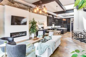 Η κουζίνα ή μικρή κουζίνα στο Modern Dtwn Condo with Balcony in Hendersonville