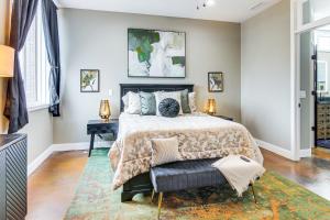 Un dormitorio con una cama grande y una silla. en Modern Dtwn Condo with Balcony in Hendersonville, en Hendersonville 18 fotos más