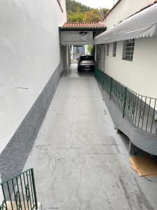 a car parked in an alleyway between two buildings at Casa em área nobre de Juiz de Fora in Juiz de Fora +6 photos