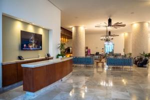 - un hall avec un bar et un coin repas dans l'établissement Ocean Breeze Puerto Vallarta, à Puerto Vallarta