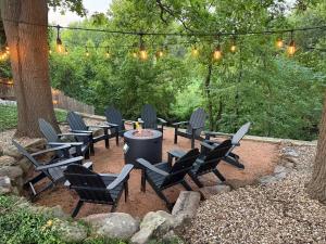 grupa krzeseł i miejsce na ognisko w ogrodzie w obiekcie Heated Pool & Spa Mini Golf Bowling Game Room perfect for family w mieście Rockwall