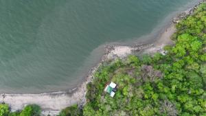 Φωτογραφία από το άλμπουμ του Teak house in a forest above the beach 