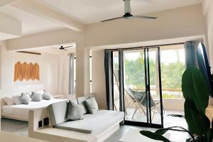 sala de estar con sofá blanco y balcón en Casa Leah Puerto Escondido, en Puerto Escondido