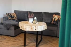a living room with a couch and a wooden coffee table at Spis na Podhalu in Koniówka