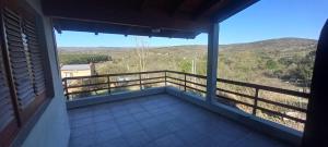 een balkon met uitzicht op de bergen bij Cabaña Cerca del rio Cabalango in Cavalango