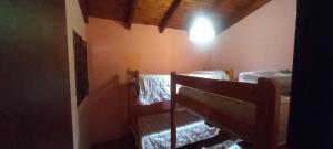 een kamer met twee stapelbedden in een kamer bij Cabaña Cerca del rio Cabalango in Cavalango