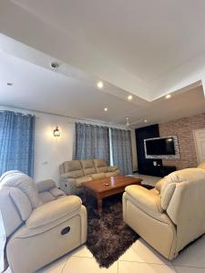 een woonkamer met banken en een salontafel bij Nyumba Alfajiry in Malindi