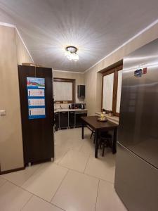 una cucina con frigorifero e tavolo di Chata na Bani w Starej Morawie a #N/A