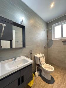 een badkamer met toilet en wastafel bij Nyumba Alfajiry in Malindi