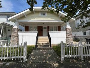 una cerca blanca frente a una casa en Bayside Bungalow-Updated Home Near the Bay & Beach, en Atlantic City