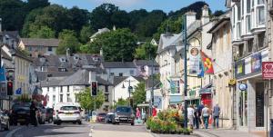 una strada trafficata con auto che percorrono la strada di Townhouse Okehampton Close to Dartmoor a Okehampton