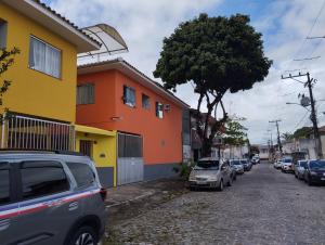 een straat met auto's geparkeerd naast een gebouw bij Apartamento no Condomínio il sole in Porto Seguro