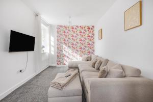 WrittleにあるBright & Modern 3 Bed Home I Sleeps 5のソファとテレビのあるリビングルーム
