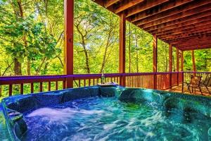 セバービルにあるGoonies Cove - Spacious 4BR Cabin Arcade, Pool Table & Hot Tub!の家の玄関にあるホットタブ