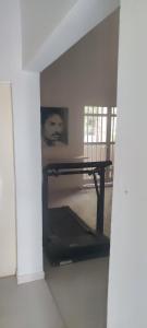 Una habitación con una imagen de un hombre en la pared. en Keur Fall Aéroport, en Saint-Louis