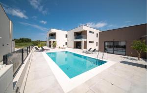 une image d'une maison avec piscine dans l'établissement Awesome Apartment In Vrsi With Sauna, à Kod Mula 21 autres photos