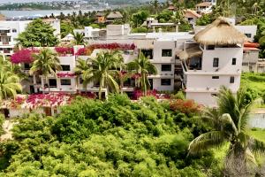 Una vista de una ciudad con palmeras y edificios. en Casa Leah Puerto Escondido, en Puerto Escondido