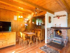 PrzewózHoliday home by the lake, sauna, boat, bicycles的带壁炉、桌椅的客厅 更多29张照片