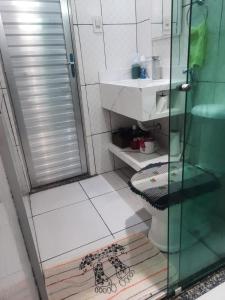a bathroom with a shower and a toilet and a sink at Casa cop 30,a 1min do aeroporto e 5 do parque da cidade in Belém