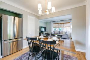 Ruang duduk di Charming Family-Friendly Duplex in Roseville!