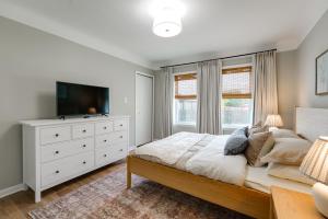 Televisyen dan/atau pusat hiburan di Charming Family-Friendly Duplex in Roseville!