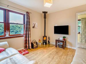 Μια τηλεόραση ή/και κέντρο ψυχαγωγίας στο 2 Bed in St Boswells 78774