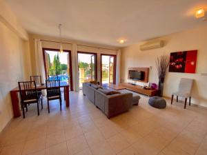TV a/nebo společenská místnost v ubytování Theseus Village - 2 Bed Apartment with Pool View, Aphrodite Hills