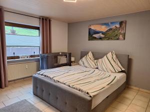 ベルンカステル・クースにあるFeriennest Zitaの窓とベッドのある部屋のベッド sidx sidx sidx