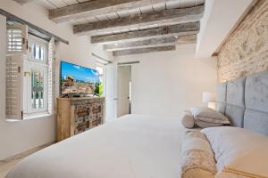 ein Schlafzimmer mit einem großen Bett und einem Fernseher in der Unterkunft Upper Hotel in Cartagena de Indias