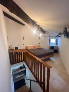a small bedroom with a bed and a staircase at Dimora indipendente nel centro storico in Campobasso
