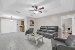Ruang duduk di Cozy Avocet St Condo Prime Location