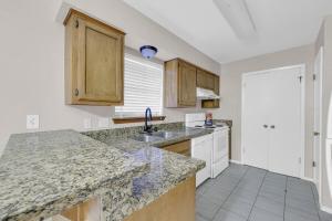 Dapur atau dapur kecil di Cozy Avocet St Condo Prime Location +7 gambar