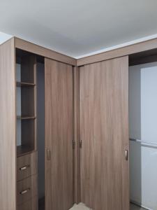 une cuisine avec des armoires en bois et un plafond blanc dans l'établissement Apartamento con picina en zona hotelera, à Puerto Vallarta 14 autres photos