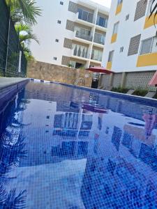 une piscine devant un bâtiment dans l'établissement Apartamento con picina en zona hotelera, à Puerto Vallarta