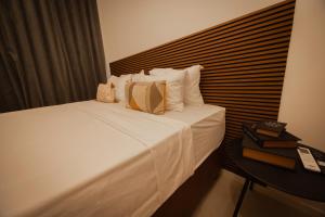 ウィレムスタッドにあるThe Wharf Curacao City Apartment Willemstadの白いシーツと枕が備わるベッド1台が備わる客室です。 +111枚の写真