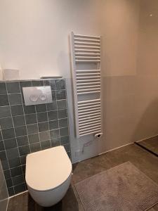 Ένα μπάνιο στο Guesthouse Mamaloutje +60 φωτογραφίες