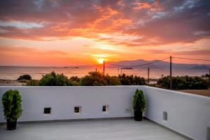 Galería fotográfica de Beachfront Private Suites at Kalais - Stunning Sea & Sunset Views, Bus Stop Outside, Easy Naxos Town Access, Free Beach Chairs en Plaka
