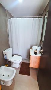 Un baño con un inodoro blanco y un lavabo. en G & A Rent Ezeiza, en Ezeiza 21 fotos más