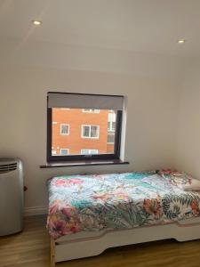 a bed in a room with a window at Modern 1 bedroom flat in useful location in Yeovil
