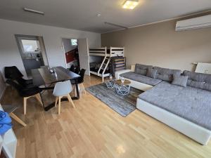 una sala de estar con un sofá y una mesa en Ferienwohnung Michelle, en Rust