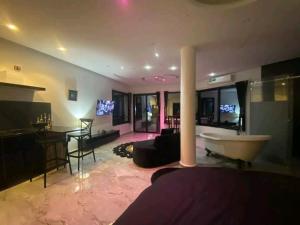 Μια τηλεόραση ή/και κέντρο ψυχαγωγίας στο Houria palace +1 φωτογραφίες