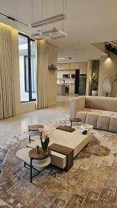 una sala de estar con un sofá y una mesa en اكواخ ساوثرنز, en Ḩaḑram