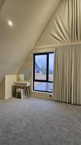a room with a window and a desk and a mirror at اكواخ ساوثرنز in Ḩaḑram +11 photos