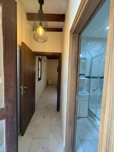 Ένα μπάνιο στο Charming Cyprus Getaway in Pfos - Garden View Holiday House