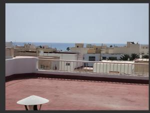 eine weiße Bank auf einem Dach in der Unterkunft Mirador de Sorbas in Carboneras + 5 Fotos